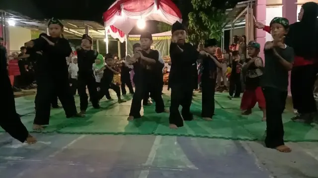 Murid Peguron Kesti Mande Kamboja Putih Saat Menampilkan Kemampuan Silatna Sebelum Libur Ramadhan. (Kamis, 08/04/2021). (Liputan6.com/Yandhi Deslatama).