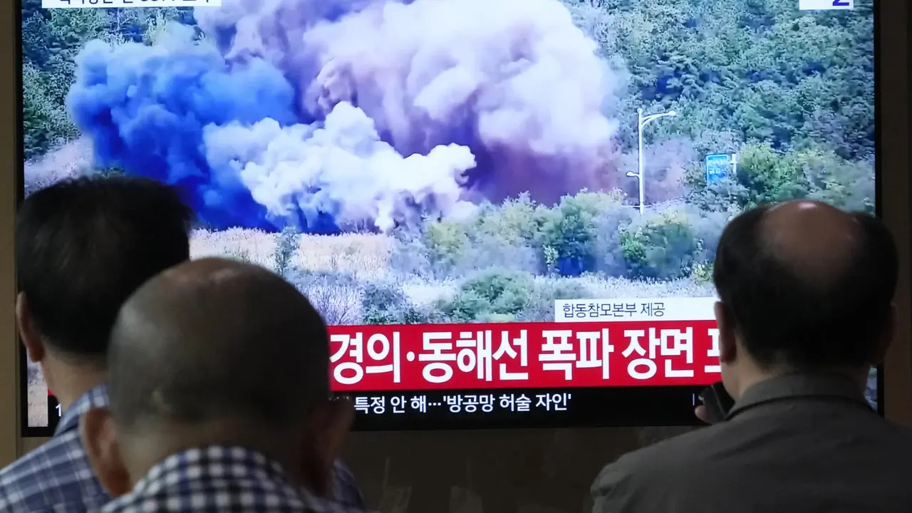Gambar Korut meledakkan jalan penghubung dengan Korea Selatan. (AP/AHn Yung-joon)