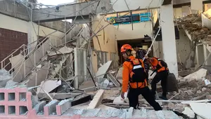 Tim SAR Evakuasi Korban Gempa NTT M 7,7 di Maumere