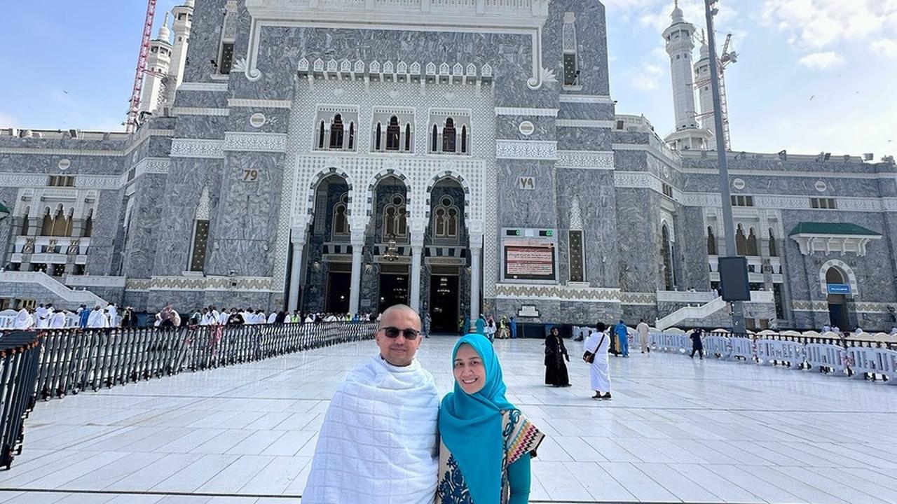 8 Potret Sahrul Gunawan Umrah Bareng Istri dan Ibu Mertua, Harmonis Banget