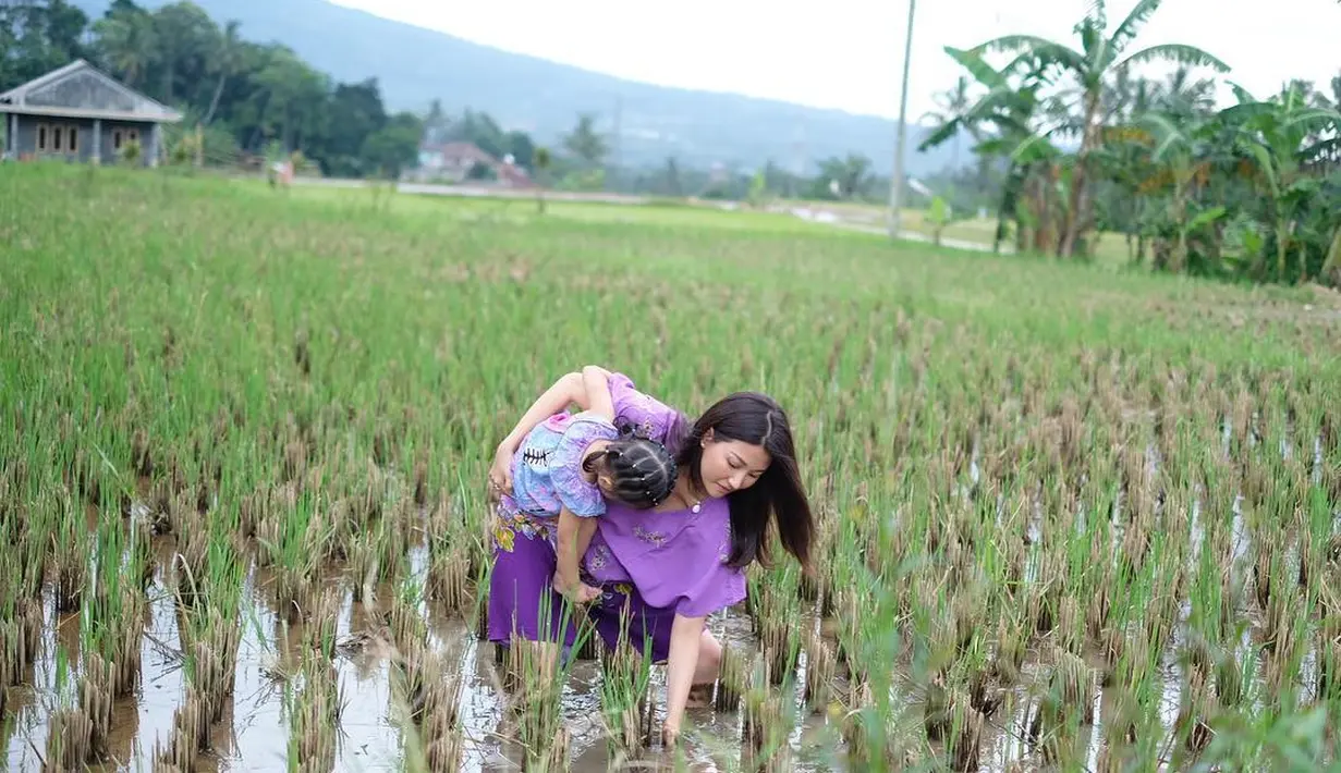 Pada foto sebelumnya, pertengah bulan Februari silam, mantan personel Cherryballe itu, Sarwendah juga mengajak putrinya main di sawah. Sambil mengendong Tahlia, ia mencari Tutut. (Instagram/sarwendah29)