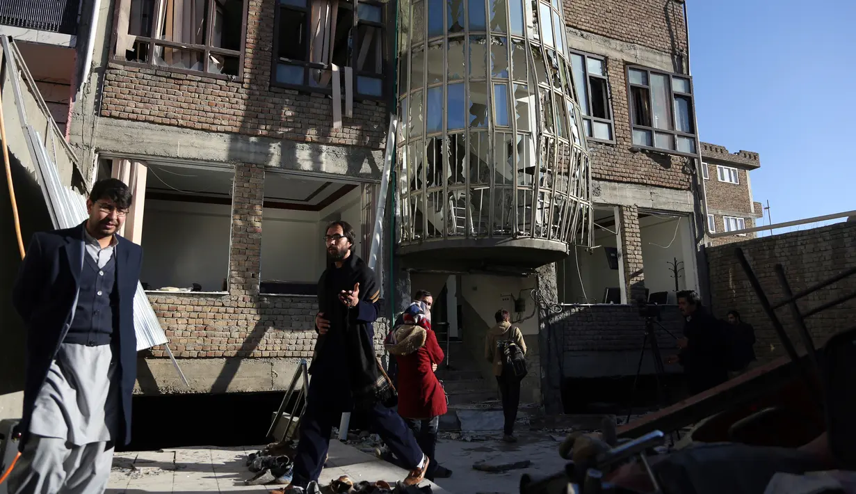 Kondisi bangunan yang rusak akibat serangan bom bunuh diri di Kabul, Afghanistan (28/12). Dalam insiden ini, ISIS mengklaim bertanggung jawab atas serangan bom bunuh diri tersebut. (AP Photo / Rahmat Gul)