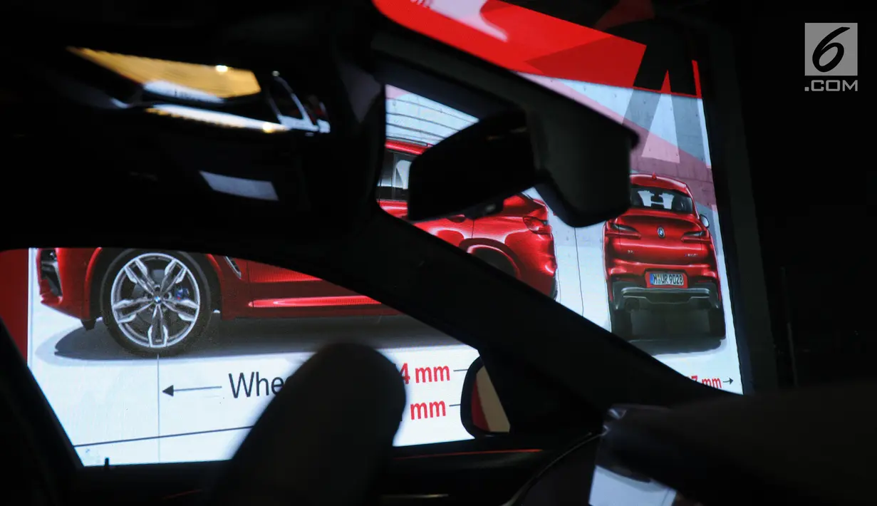 Sebuah layar memperlihatkan The All New BMW X4 First-ever seri terbaru saat peluncuran di Jakarta, Kamis (7/2). All New BMW X4 dibandrol dengan harga RP Rp 1,459 miliar. (Merdeka.com/Dwi Narwoko)