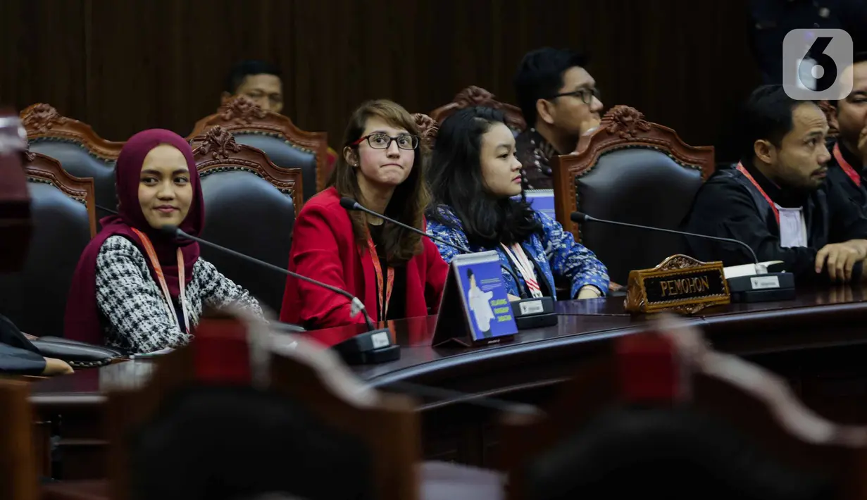 Perwakilan DPR dan pemerintah hadir dalam sidang putusan gugatan aturan umur kepala daerah di UU Pilkada di Mahkamah Konstitusi, Jakarta, Rabu (11/12/2019). MK menolak permohonan politikus PSI terkait batas minimal usia calon kepala daerah. (Liputan6.com/Faizal Fanani)Politikus PSI Tsamara Amany (ke
