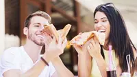 Pria cenderung makan lebih banyak untuk menarik perhatian lawan jenisnya. Sumber: Dailymail