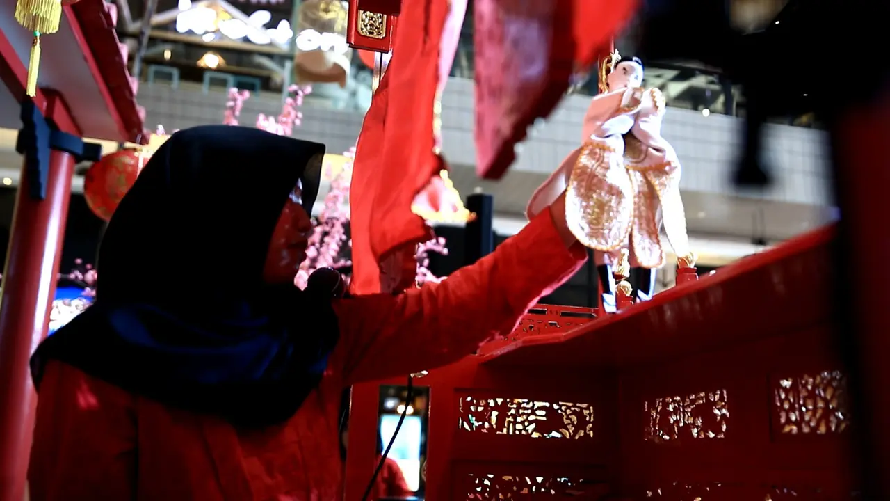 Meila dalang Wayang Potehi