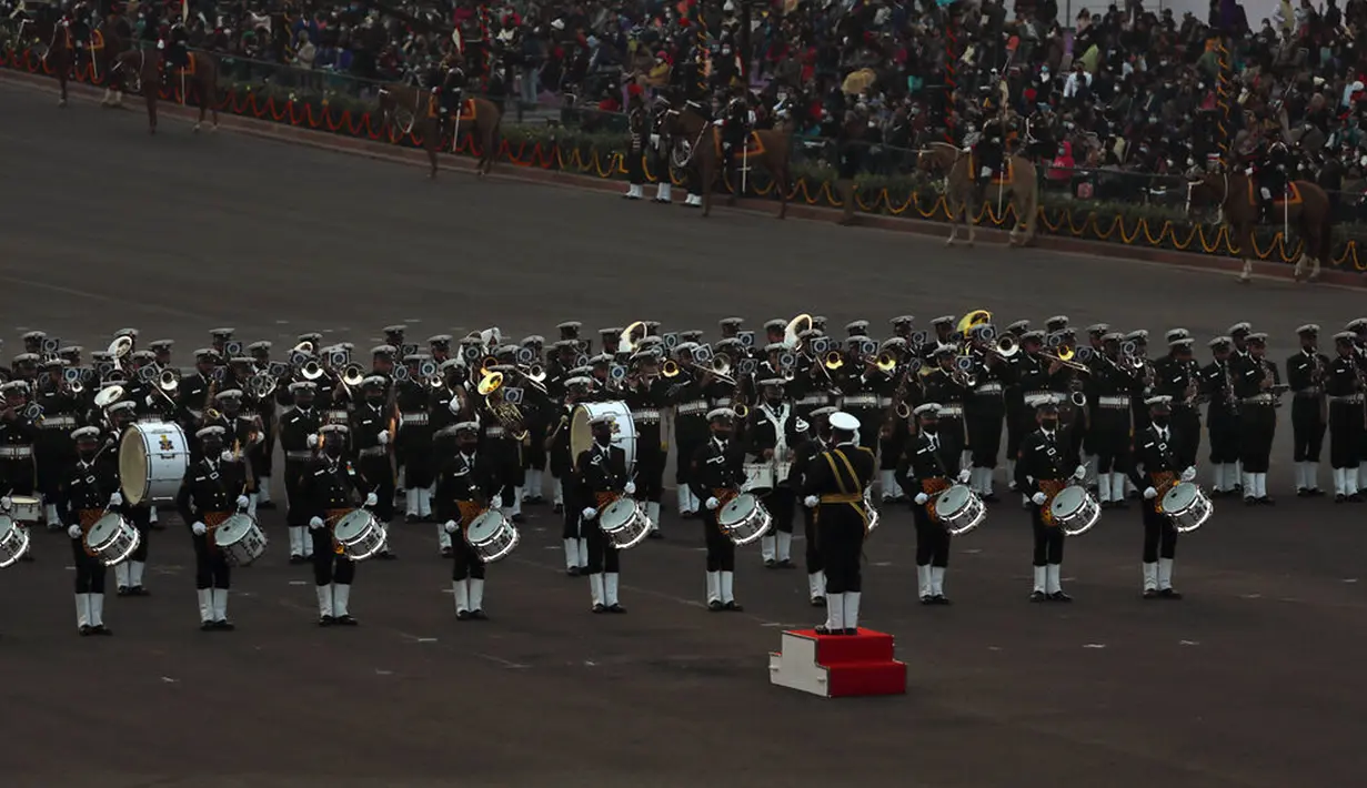 Band militer India tampil selama upacara Beating Retreat di Raisina Hills, pusat kekuasaan pemerintah, New Delhi, India, Jumat (29/1/2021). Upacara tersebut menandai akhir dari perayaan Hari Republik tahunan. (AP Photo/Manish Swarup)