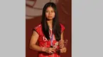Penampilan cantik Greysia Polii di Istora Gelora Bung Karno, Jakarta, saat mengalungan medali pemenang Kejuaraan Dunia Bulutangkis 2015. (Bola.com/Arief Bagus)