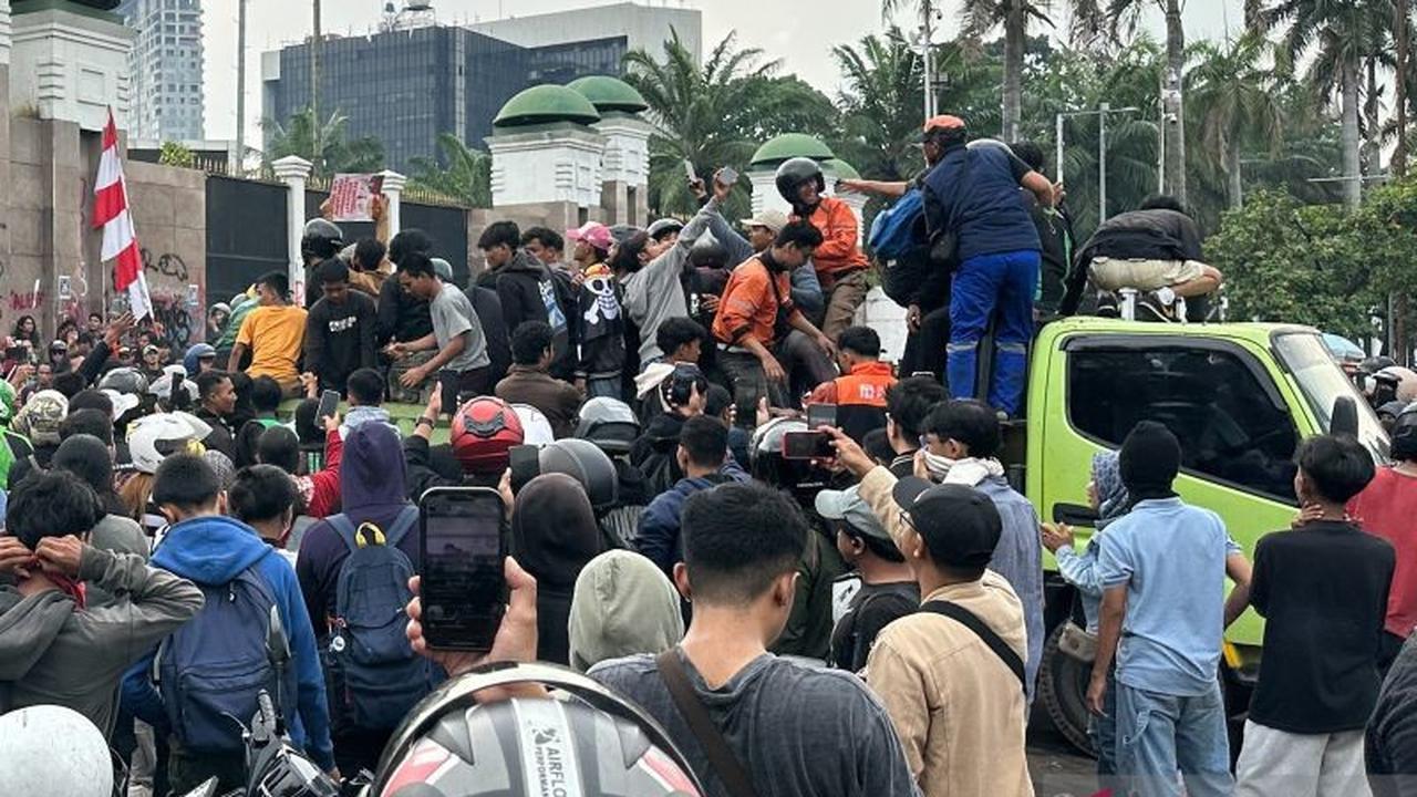 Fakta Unik: Gerbang DPR Nyaris Jebol, TNI Persuasif Hadapi Unjuk Rasa DPR di Tengah Hujan