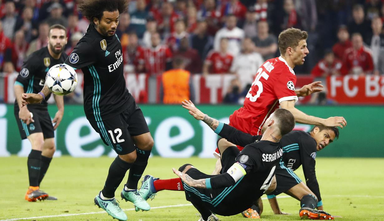 Pemain Bayern, Thomas Mueller (tengah) berusaha melewati kepungan pemain Real Madrid pada leg pertama semfinal Liga Champions di Allianz Arena, Munich, (25/4/2018). Real Madrid menang 2-1. (AP/Matthias Schrader)