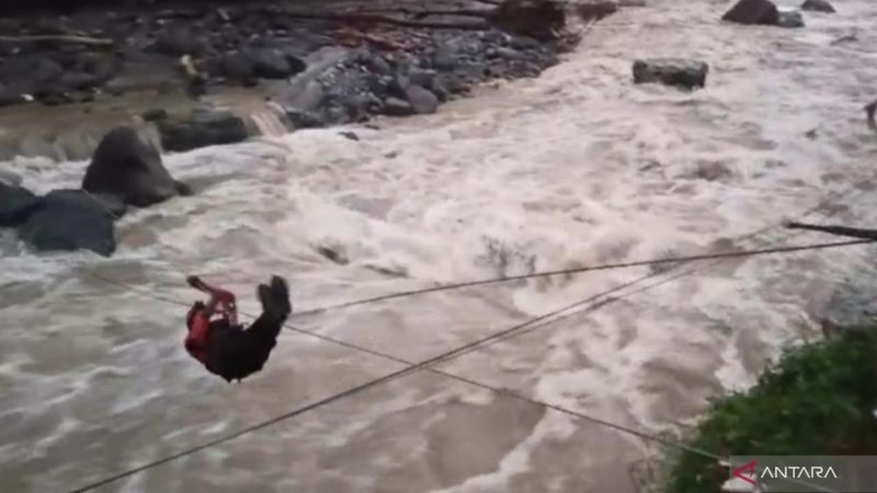 Tim SAR Sumbar Lintasi Sungai dengan Tali 50 Meter dalam Evakuasi Korban Banjir Bandang