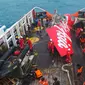 Tim SAR gabungan berhasil mengangkat ekor pesawat AirAsia QZ8501 dari dasar laut, dekat Selat Karimata,  Kalteng, Sabtu (10/1/2015). (Liputan6.com/Rochmanuddin)