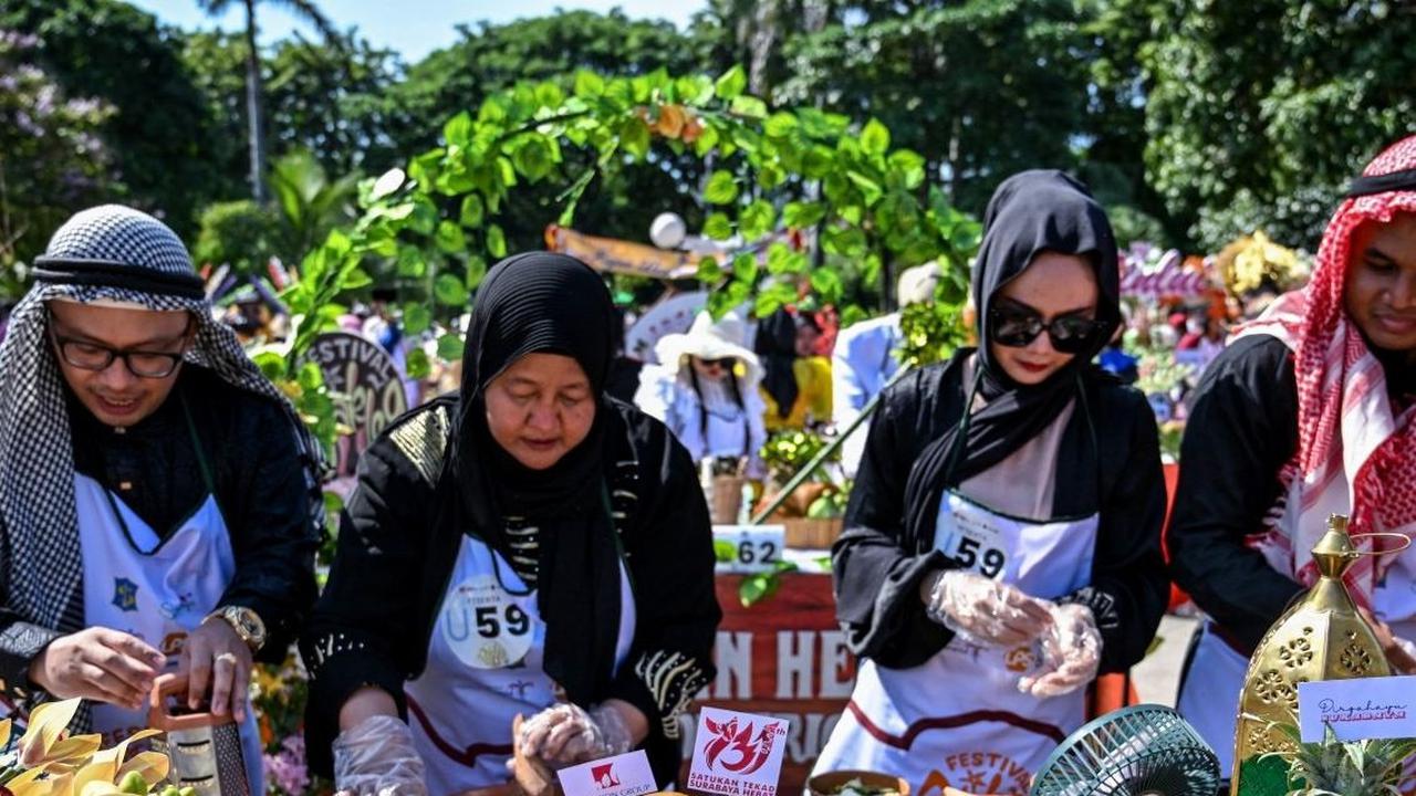 Seluruh peserta festival ini menyajikan rujak cingur dengan porsi yang lebih banyak dibandingkan tahun-tahun sebelumnya. Foto: JUNI KRISWANTO / AFP<br>