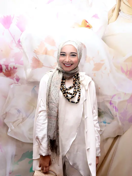 Aktris sekaligus desainer Zaskia Sungkar turut memeriahkan gelaran Jakarta Fashion Week 2016 yang diselenggarakan pada 24-30 Oktober 2015 di Senayan City, Jakarta. (Andy Masela/Bintang.com)