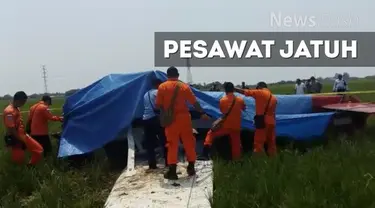 Sebuah pesawat latih Cessna 172 terjatuh dalam posisi terbalik di area persawahan di Desa Banjar Wangunan, Kecamatan Mundu, Kabupaten Cirebon, Jawa Barat