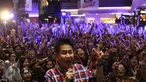 Penggagas flash mob yang juga artis, Sys Ns, berselfi bersama para relawan pendukung pasangan Ahok-Djarot seusai flash mob di sebuah mall kawasan Senayan, Jakarta, Sabtu (21/01). (Liputan6.com/Herman Zakharia)