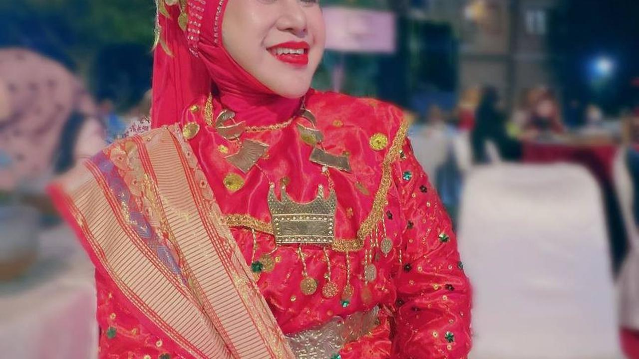 Berkarier Sejak Tahun 60-an, Intip 7 Potret Terbaru Elvy Sukaesih sang 'Ratu Dangdut' yang Tetap Eksis Meski Sudah Berusia 72 Tahun