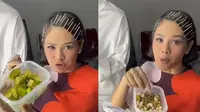 Andien Aisyah memperlihatkan isi kotak bekalnya yang terdiri dari camilan sehat. (Dok: TikTok @andienaisyah)