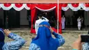 Anggota paskibra dan peserta melakukan hormat saat pengibaran bendera Merah Putih di depan Museum Sumpah Pemuda, Jakarta, Kamis (28/10/2021). Upacara tersebut dilaksanakan untuk memperingati Hari Sumpah Pemuda ke-93. (Liputan6.com/Faizal Fanani)
