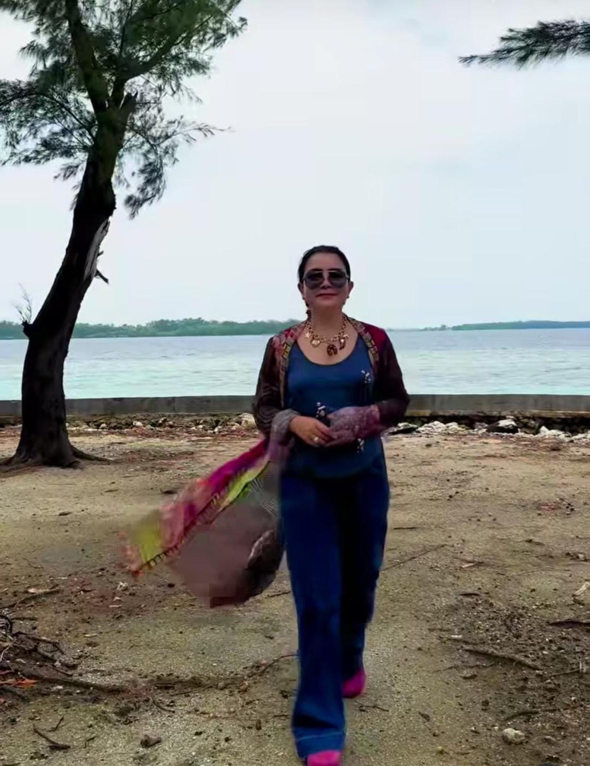 Potret Terbaru Mayangsari Liburan Bareng Keluarga, Outfitnya Dipuji Sopan