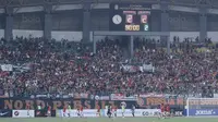 Pemain Persija menyapa The Jakmania usai laga melawan PSM pada laga Liga 1 di Stadion Patriot, Bekasi, Selasa  (15/8/2017). Persija bermain imbang 2-2 dengan PSM. (Bola.com/M Iqbal Ichsan)