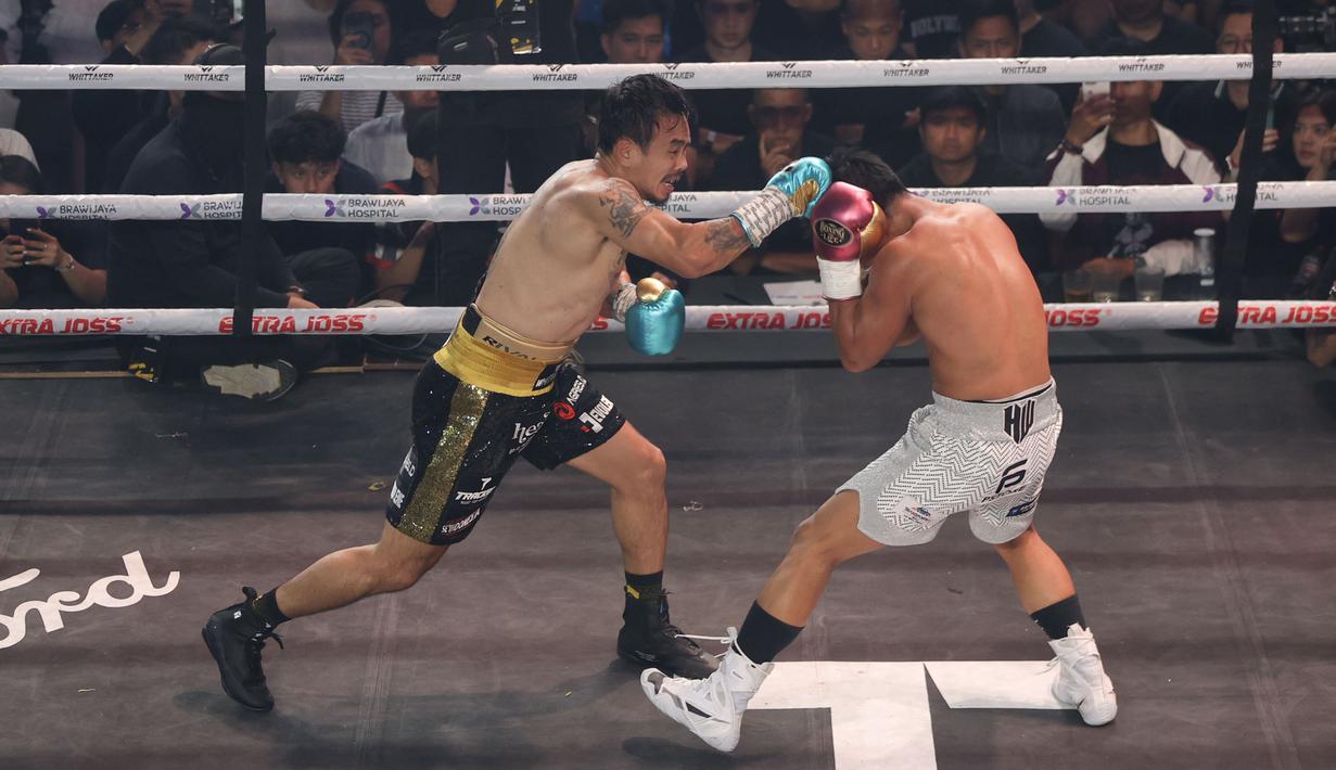 Rudy Golden Boy (kanan) saat melancarkan pukulan ke arah Paris Fernandez pada laga HSS Series 6 di W Superclub Gatsu, Jakarta, pada Senin (10/11/2025) dini hari WIB. Rudy Golden Boy berhasil meraih kemenangan angka mutlak atas Paris Pernandes. (Bola.com/M Iqbal Ichsan)