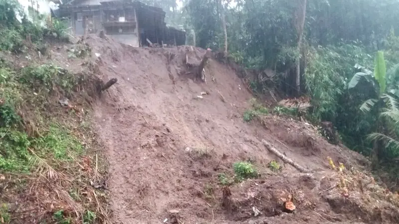 Longsor terjadi di permukiman di Kecamatan Lumbir, Banyumas. (Foto: Liputan6.com/Muhamad Ridlo).