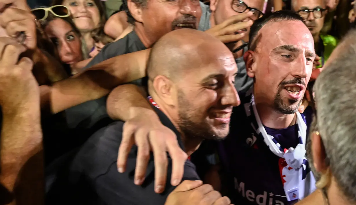 Gelandang baru Fiorentina, Franck Ribery menyapa fans selama perkenalan resmi dirinya di Florence, Italia (22/8/2019). Perekrutan Ribery mempertegas keseriusan Fiorentina untuk berprestasi musim depan. (AFP Photo/Andreas Solaro)