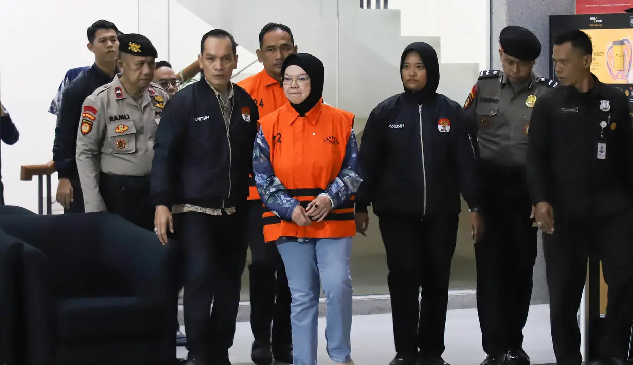 Bupati Sukoharjo Etik Suryani mengenakan rompi tahanan  dibawa menuju mobil tahanan usai menjalani pemeriksaan di Gedung Merah Putih KPK, Jakarta, Sabtu (11/7/2026). (KLY/Arie Basuki)