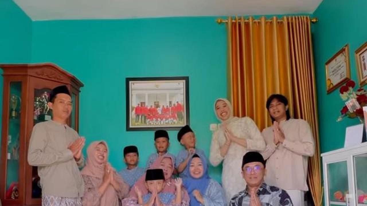 6 Potret Ruang Tamu Rumah Megawati Hangestri, Elegan dengan Lemari Piala