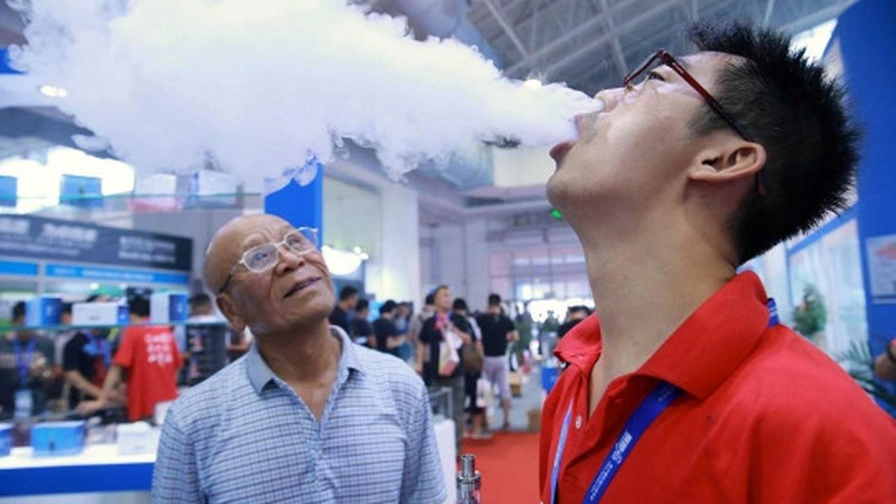 Antusiasme pengunjung & sales isap e-rokok di Vape China Expo