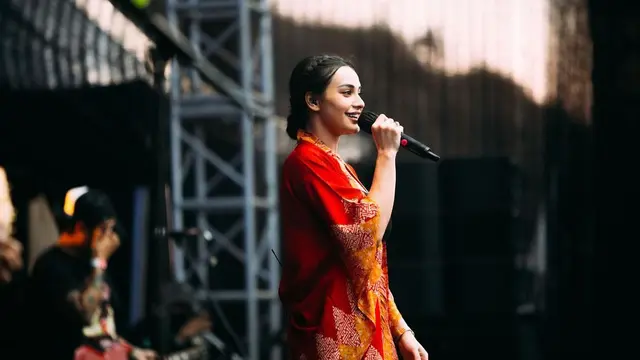 Sempat Dicibir, Ini 7 Potret Nora Alexandra Jadi Vokalis SID yang Tampil Stylish