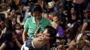 Seorang ibu menyusui anaknya saat acara menyusui massal di kota Mandaluyong, Filipina, Sabtu (1/8/2015). Dalam rangka memperingati Hari ASI Sedunia, mereka menggelar kegiatan menyusui yang disebut "Hakab Na 2015".  (REUTERS/Erik De Castro)