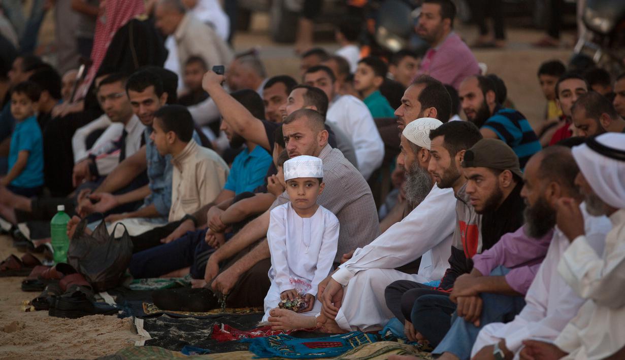 Sejumlah warga Palestina mendengarkan ceramah sebelum melaksanakan salat Idul Fitri 1439 H di Kota Gaza Timur, Jumat (15/6). (AP Photo / Khalil Hamra)