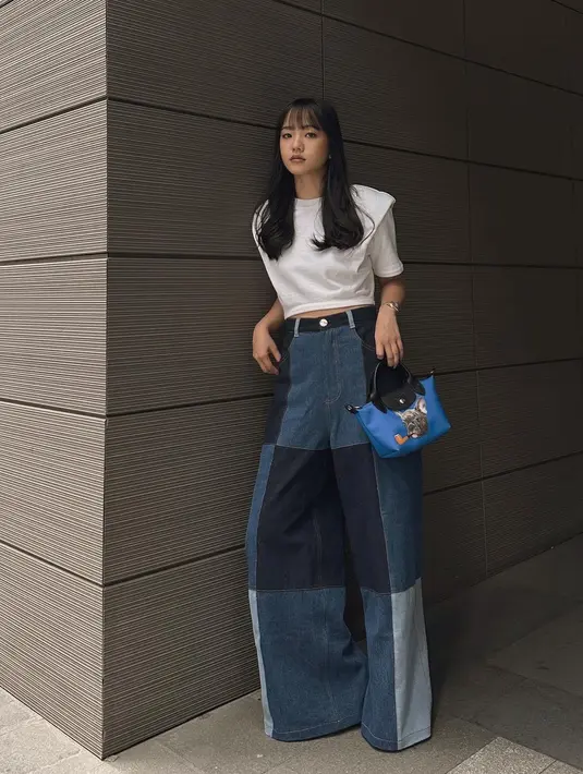 Tampil edgy dengan padu padan white top dan denim patchwork [@elxielvina]
