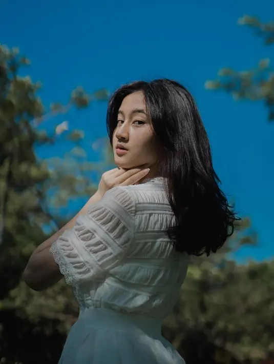 Bahkan ia sangat sering membuat video klip berlatarkan nuansa alam. Ia mengaku selalu kangen dengan liburan di tengah rimbunnya pepohonan. (Liputan6.com/IG/@keisyalevronka).