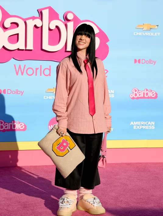 Bintang Hotline Bling itu mengenakan sepatu kets putih dengan tali longgar, kaus kaki yang serasi.  (AFP/Michael Trans)
