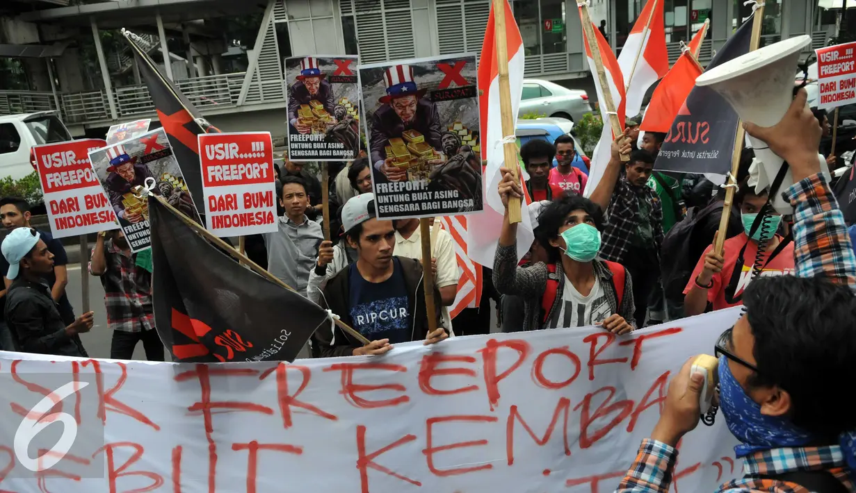 Sejumlah massa Aktivis mahasiswa menyambangi kantor Freeport, Kuningan , Jakarta, Jumat (18/12). Dalam aksinya mereka menuntut pemerintah untuk segera melakukan nasionalisasi terhadap PT Freeport. (Liputan6.com/Helmi Afandi)