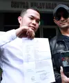 Merasa sudah habis kesabarannya, Hengky Kurniawan melaporkan rekan bisnisnya. Bersama kuasa hukumnya, ia mendatangi ke Sentra Pelayanan Kepolisian Terpadu (SPKT), Polda Metro Jaya, hari ini. (Deki Prayoga/Bintang.com)