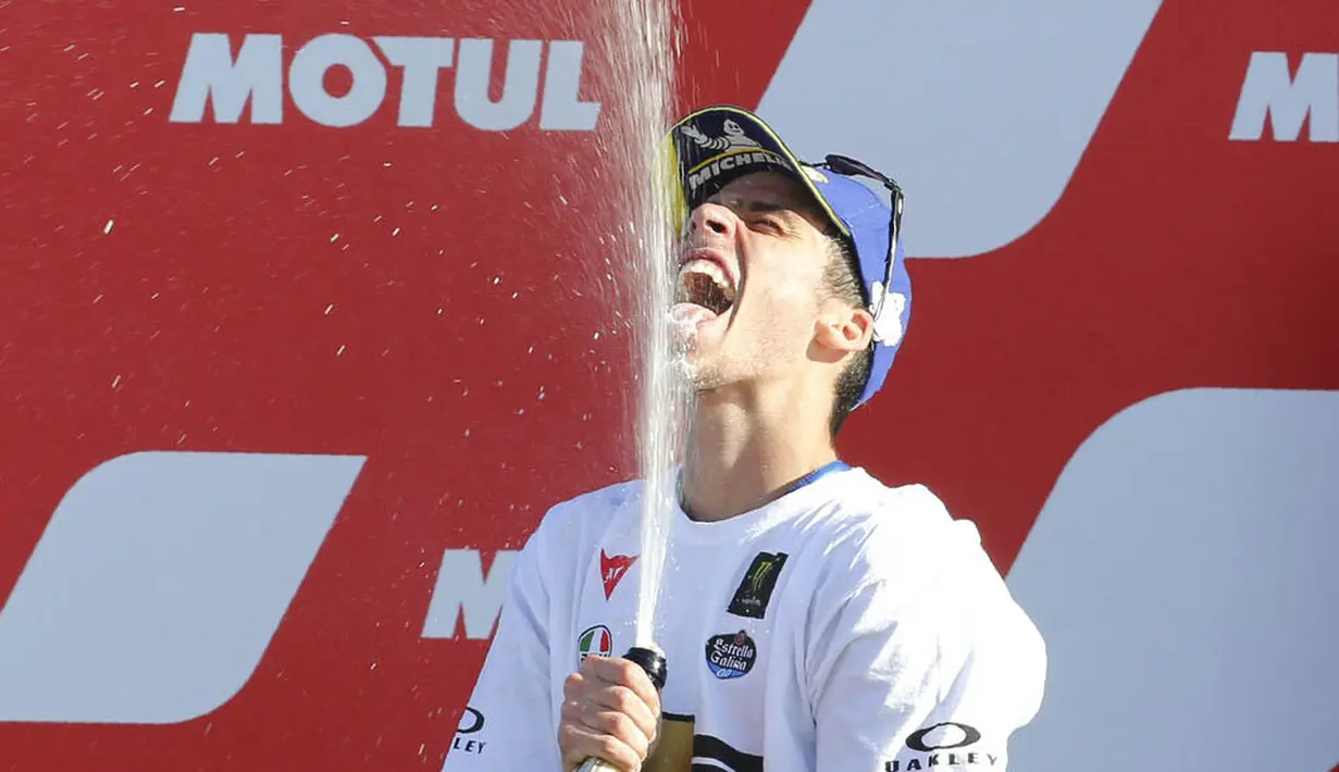 Pembalap Suzuki Esctar, Joan Mir, melakukan selebrasi usai balapan MotoGP Valencia di Sirkuit Ricardo Tormo, Minggu (15/11/2020). Meski finis ketujuh, Joan Mir berhasil mengunci gelar juara dunia MotoGP 2020. (AP/Alberto Saiz)