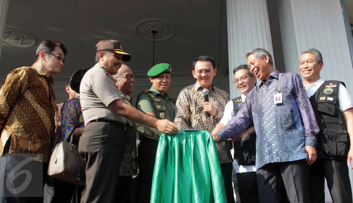 Gubernur DKI, Basuki Tjahaja Purnama menekan tombol sirine saat peresmian kegiatan operasi pasar Artha Graha Peduli yang bekerja sama dengan PD Pasar Jaya, di Balaikota Jakarta, Kamis (2/7/2015). (Liputan6.com/Helmi Afandi)