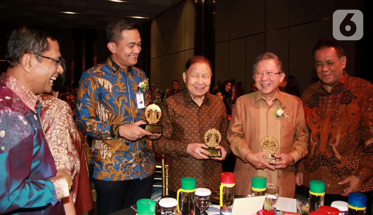 Pendiri dan Chairman Lippo Group, DR Mochtar Riady (ketiga kanan) foto bersama dengan tokoh penerima penghargaan di Menara BNI Jakarta Jumat (1/11/2019). UI Awarding 2019 mengusung tema Dari UI untuk Indonesia. (Liputan6.com/HO/PR Lippo Group)
