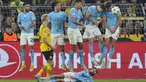 Tembok pertahanan Manchester City menghadang tendangan bebas pemain gelandang Borussia Dortmund  Thorgan Hazard pada matchday 5 Grup G Liga Champions 2022/2023 di Signal Iduna Park, Rabu (26/10/2022) dini hari WIB. Kedua tim mencatatkan beberapa peluang dalam pertandingan ini, tetapi mereka gagal mengubahnya menjadi gol. (AP Photo/Martin Meissner)