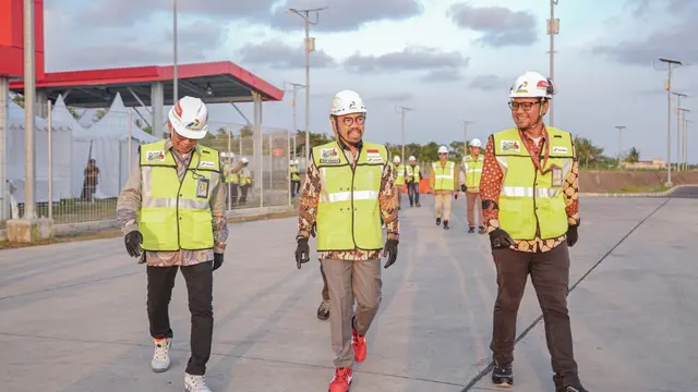 Direktur Utama Pertamina Patra Niaga, Riva Siahaan beserta jajaran manajemen, saat meninjau fasilitas baru yaitu hydrant fuel system di Aviation Fuel Terminal Yogyakarta International Airport (YIA) pada Jumat (22/3/2024). (Dok Pertamina)