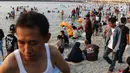 Aktivitas pengunjung di kawasan wisata Pantai Karnaval Ancol, Jakarta, Sabtu (16/6). H+1 libur Lebaran, jumlah pengunjung di Ancol mencapai 88.143 orang. (Liputan6.com/Immanuel Antonius)