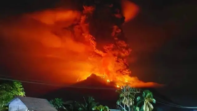 Gunung Ruang di Sulawesi Utara meletus