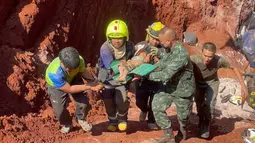 Setelah operasi darurat semalam, petugas penyelamat dan militer membawa seorang anak berusia 1 tahun dari lubang yang dalam di Provinsi Tak, Thailand, Selasa (7/2/2023). Balita asal Myanmar itu jatuh ke lubang sedalam 15 meter yang digunakan untuk pipa air tanah kemarin malam. (AP Photo/Chiravuth Rungjamratratsami)