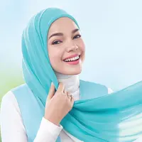 Selain menutup aurat dengan busana syari, perempuan 37 tahun itu juga terus memperdalam agama. Baik melalui ustadz atau mendengarkan ceramah kajian agama. (Instagram/dewisandra)