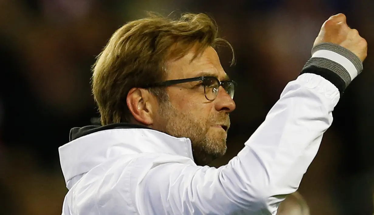 Pelatih Liverpool Jurgen Klopp melakukan selebrasi saat timnya berhasil mengalahkan Villarreal di leg kedua liga Europa di Stadion Anfield, Inggris (6/5). Liverpool lolos ke final liga europa dan akan menantang Sevilla. (Reuters / Lee Smith)