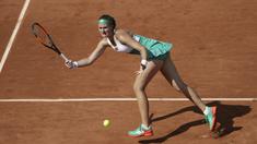 Kristina Mladenovic berusaha mengembalikan bola saat melawan petenis Italia, Sara Errani pada ajang tenis di Roland Garros 2017, Prancis Terbuka, Paris, (31/5/2017). (AFP/Thomas Samson)